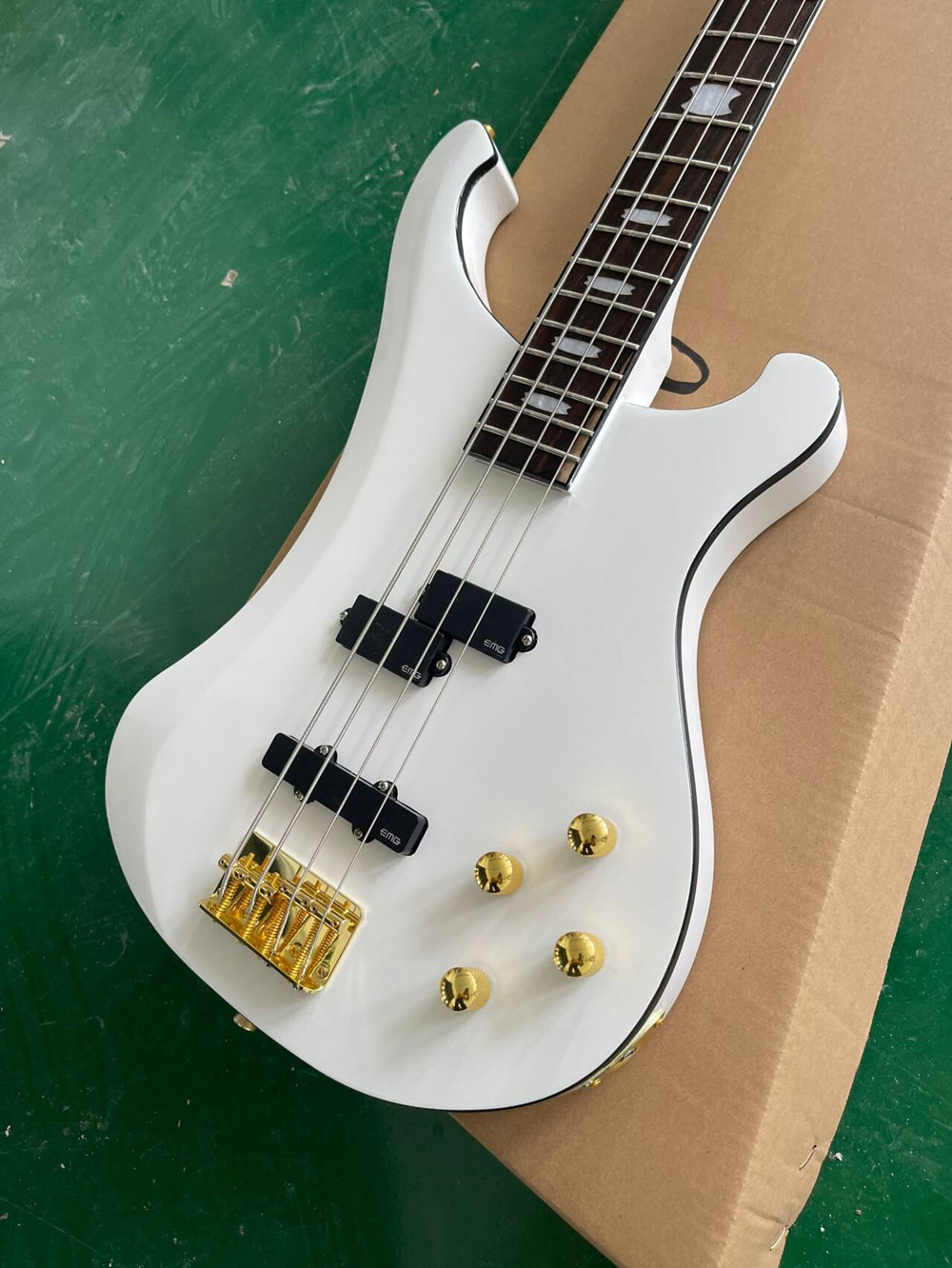 Bass Guitar Fretless - Weiße 4-saitige E-Bassgitarre mit Palisandergriffbrett, goldener