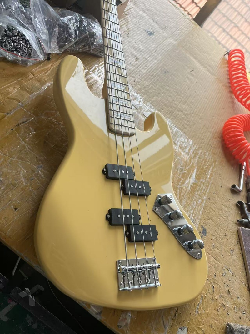 Bass Guitar Fretless - Kundenspezifischer 4-Saiter-E-Bass, cremefarbener Korpus, natürlicher Hals,
