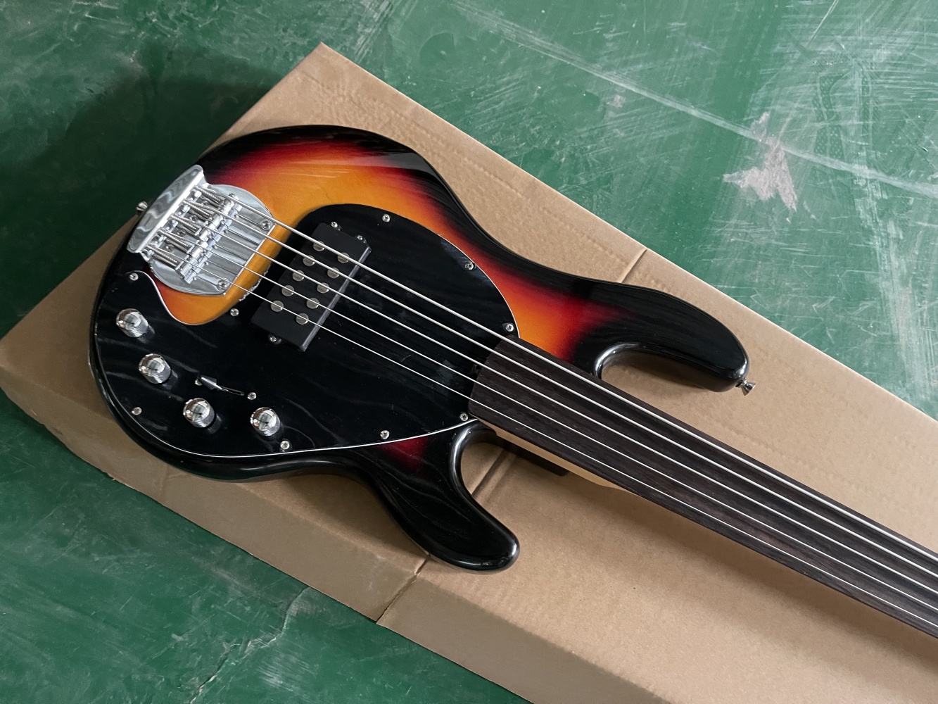 5-saitige Sunset-Bassgitarre,  – Bass Guitar Fretless Bewertung und Preis