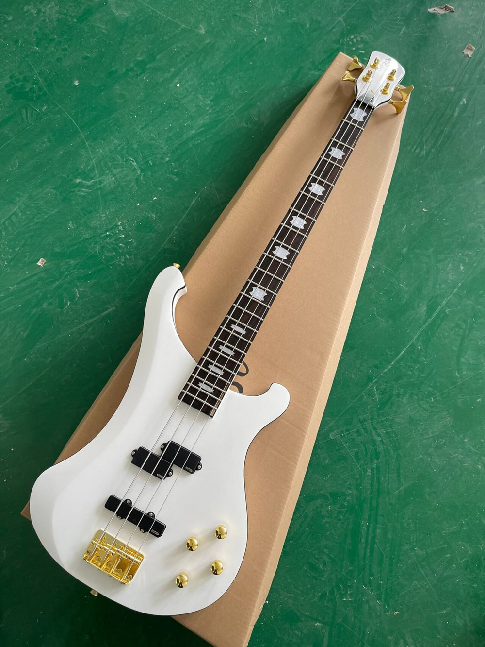 Weiße 4-saitige E-Bassgitarre  – Bass Guitar Fretless Bewertung und Preis
