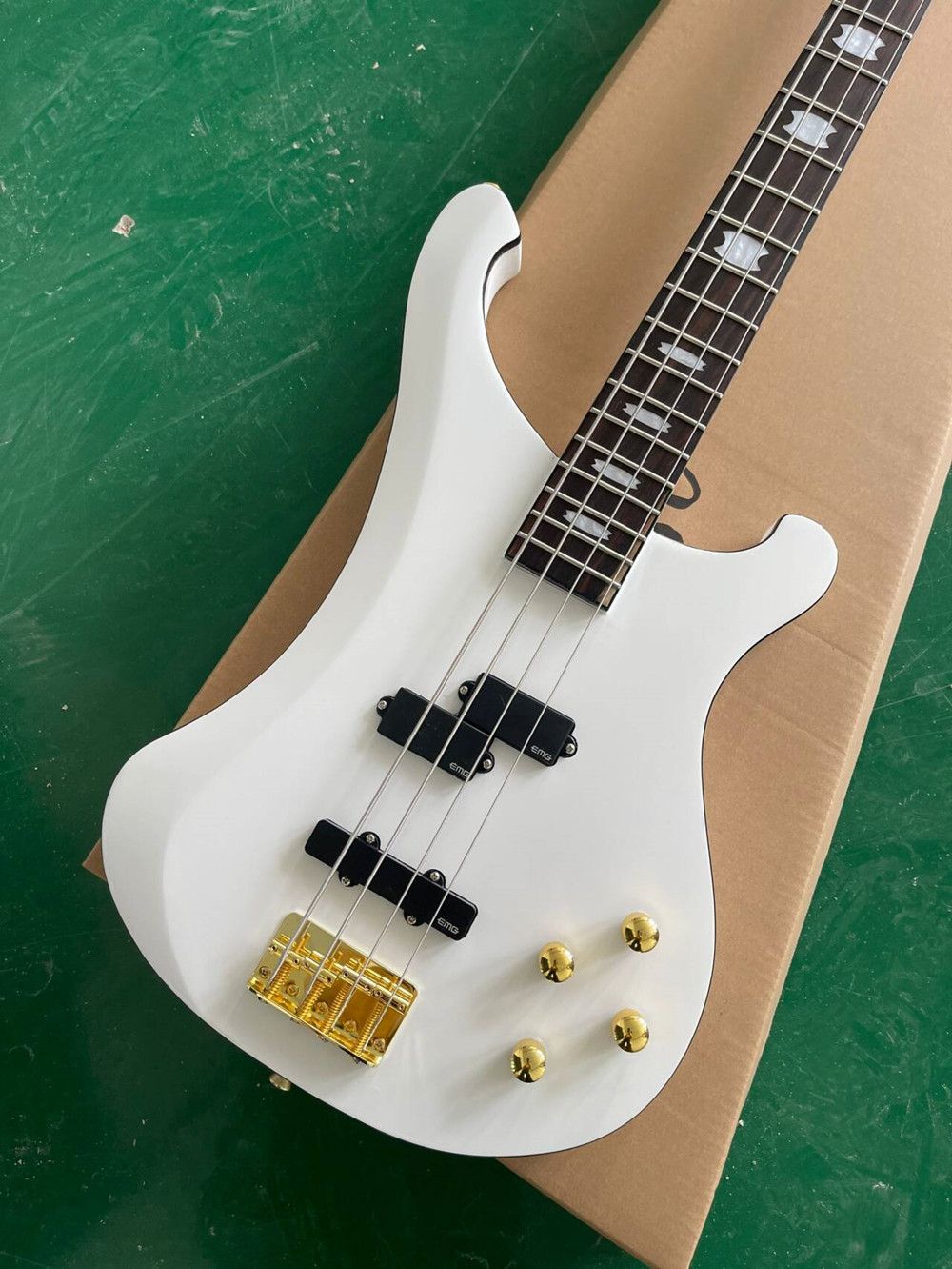 Weiße 4-saitige E-Bassgitarre  – Bass Guitar Fretless Bewertung und Preis