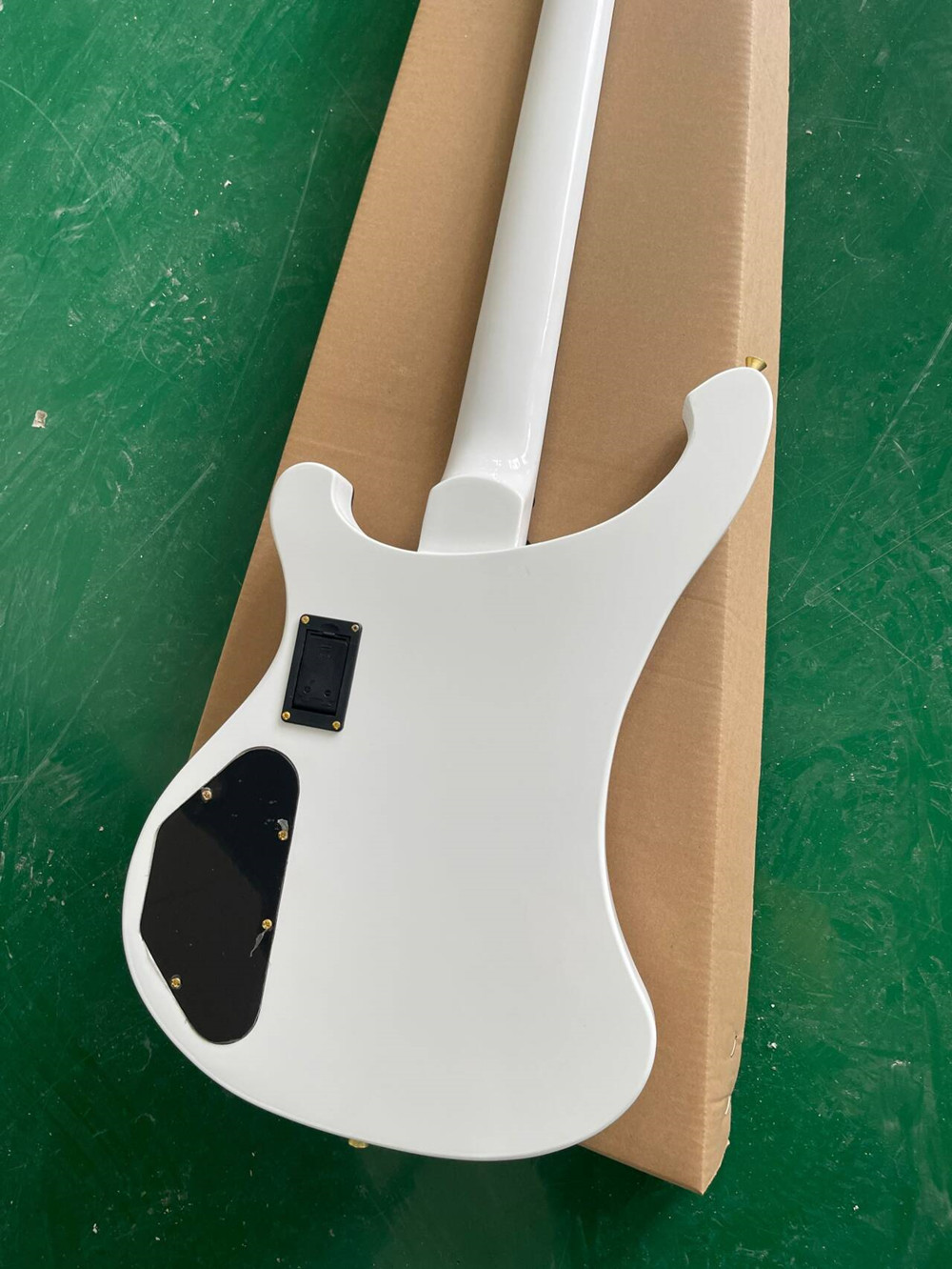 Weiße 4-saitige E-Bassgitarre  – Bass Guitar Fretless Bewertung und Preis